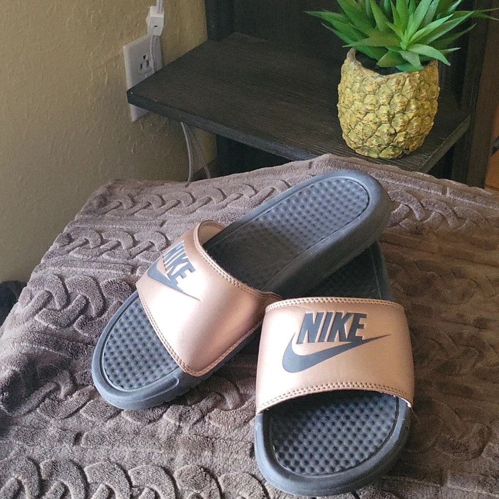 Nike slides size 6 gold - Picture 1 of 4